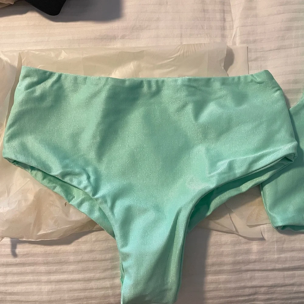 Bikini - Picture 3 of 3